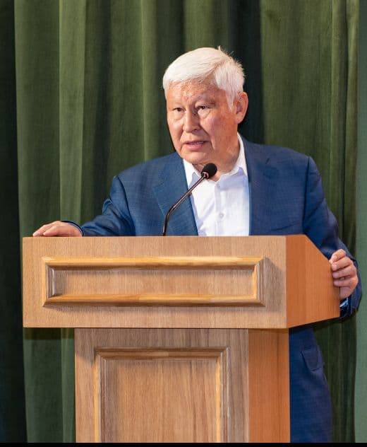 Академик выступает с трибуны